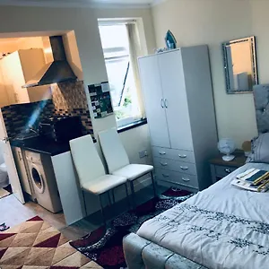 Apartment Self-contained Studio Flat Bathrooms Kitchens Upgrade Locations To Centre 15 Minutes Walking Distance Universities Queen Hospitals Hospitals, Nottingham
