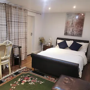 Apartment Peaceful Studio En-suite Pvt Entrance Garden Free Parking, Nottingham